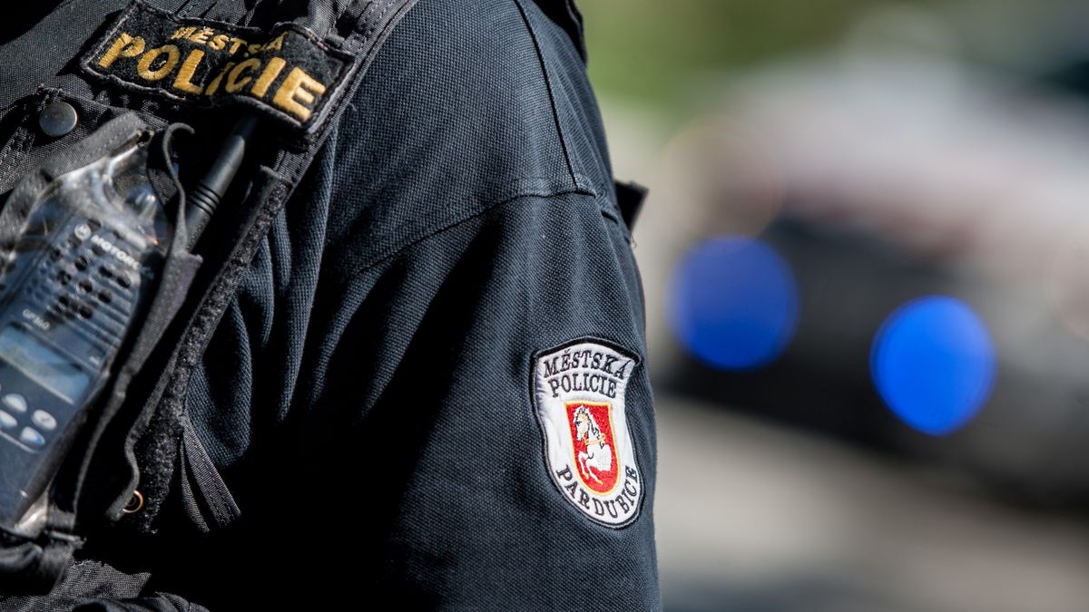 Vláda posiluje moc policie, Pardubice jen řekly lidem: Buďte zodpovědní